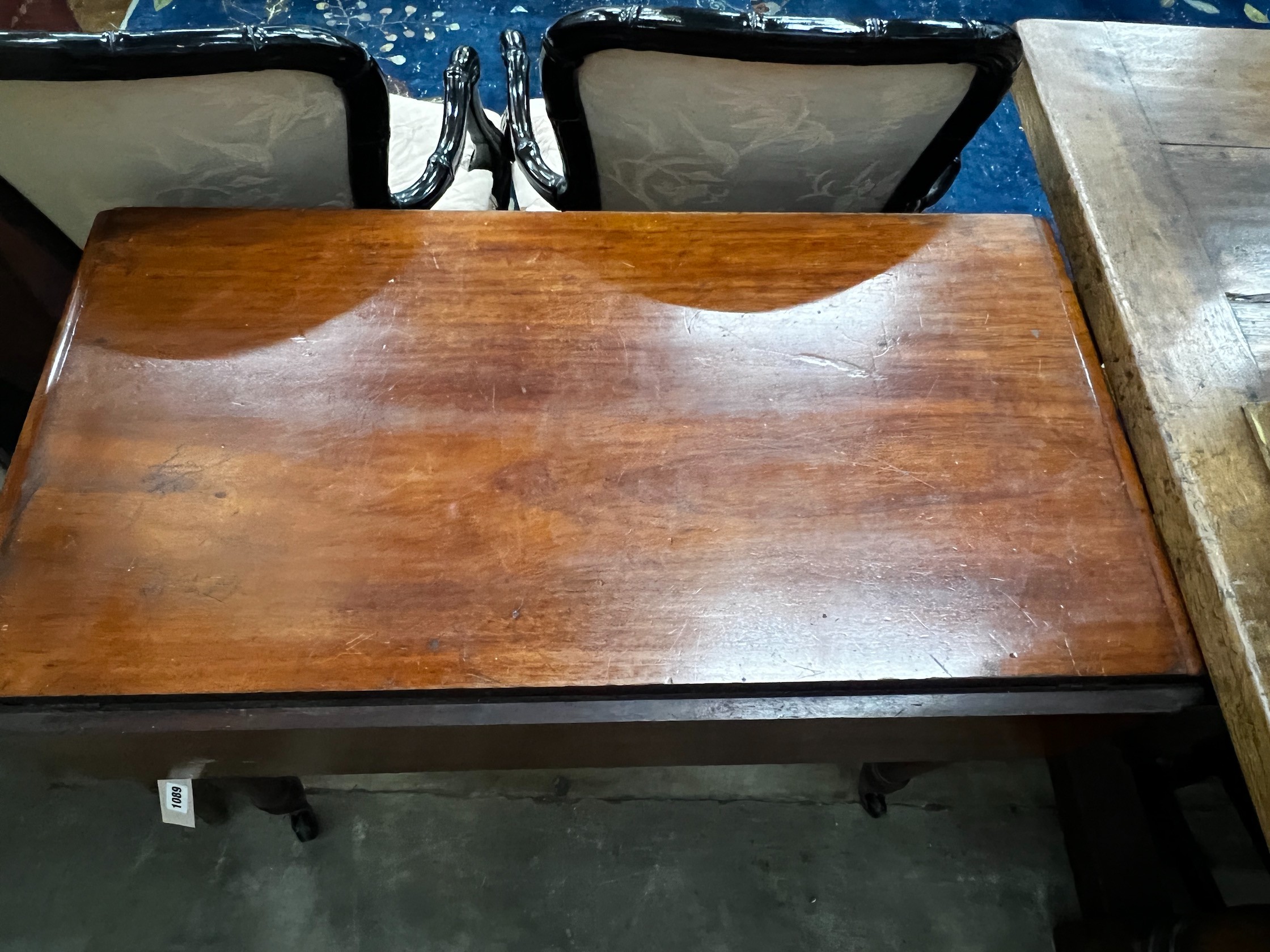 A Victorian mahogany Pembroke table, width 91cm height 73cm